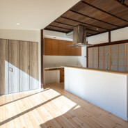 color garden 26 がリノベーションを手掛けた鎌倉浄明寺の家のダイニングキッチン。キッチンにはカウンターがついている。また、別途収納と作業スペースが確保されている。ダイニングの側面には扉がついている。