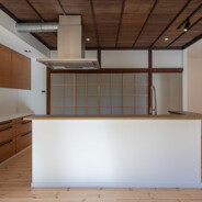 color garden 26 がリノベーションを手掛けた鎌倉浄明寺の家のキッチン。天井には濃い色の木材、背面には障子の雰囲気を残した引き戸がある。側面には作業台と収納があり、古民家の雰囲気を残しつつ機能性が考慮された作り。