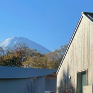 高嶺の森のコテージの屋根と富士山
