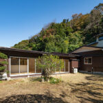 color garden 26 がリノベーションを手掛けた鎌倉浄明寺の家の外観。広い庭に古民家がL字型に建っている。裏手には小さい山がある。